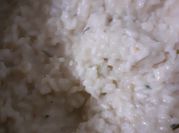 Una foto de arroz con queso cheddar