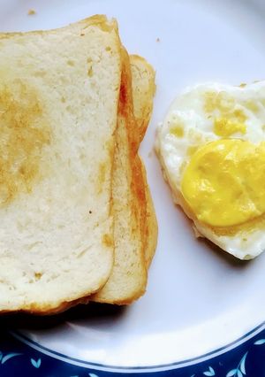 A picture of Fried egg with bread.