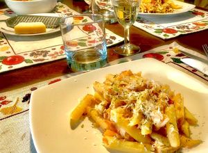 Una foto de Pasta (penne rigate) cremosa con pollo y pimiento