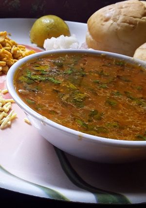 A picture of Misal pav.
