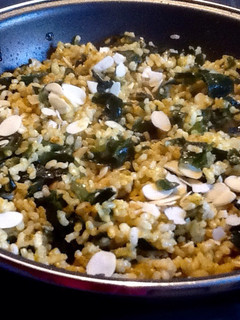 Una foto de Arroz integral con alga wakame, cúrcuma y almendras