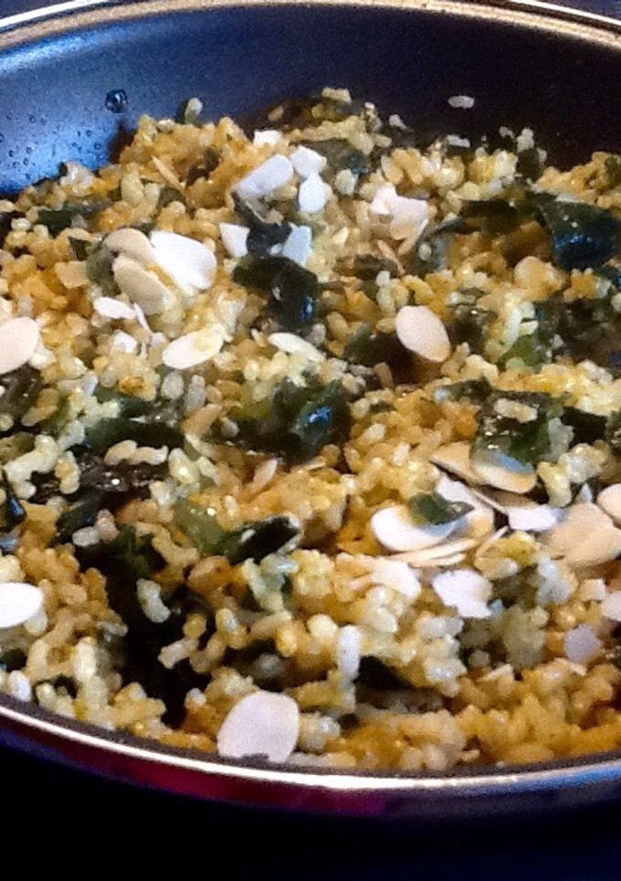 Una foto de Arroz integral con alga wakame, cúrcuma y almendras