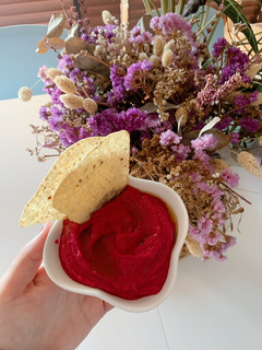 Una foto de Hummus de remolacha