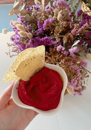 Una foto de Hummus de remolacha