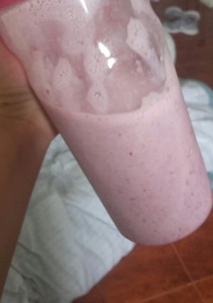 Una foto de Licuado de frutilla arándano y plátano