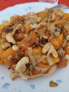 Una foto de Noodles con calabaza y manzana