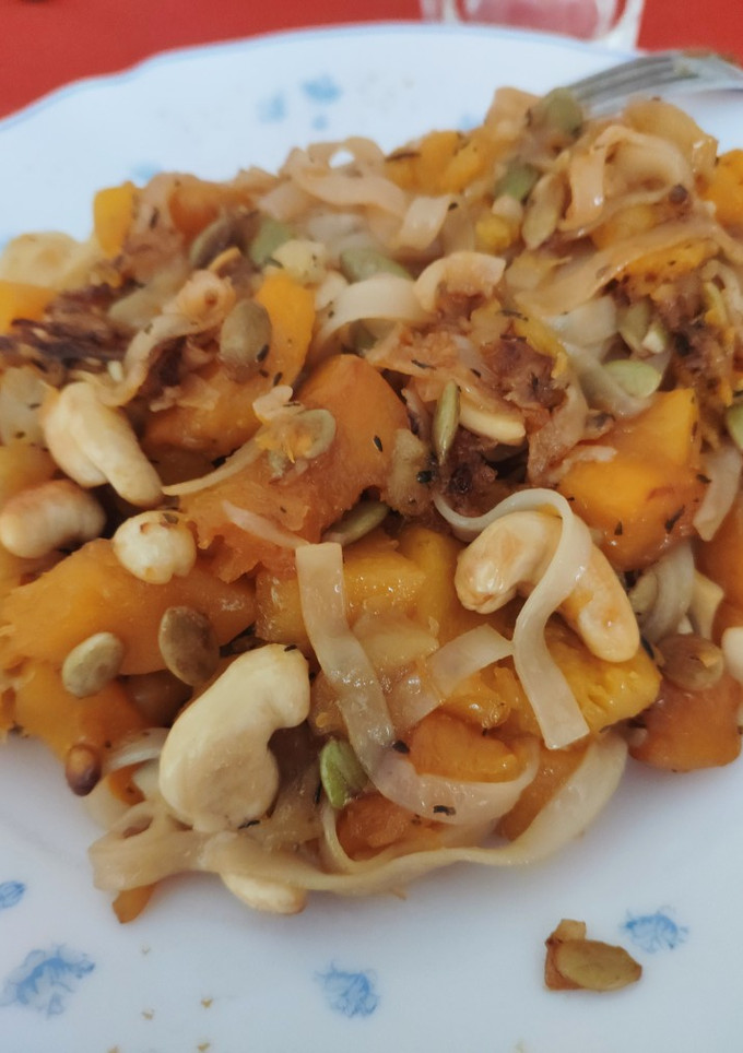 Una foto de Noodles con calabaza y manzana