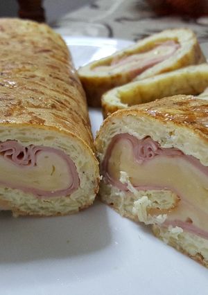 Foto di Rotolo di frittata con patate ripieno con mortadella e svizzero
