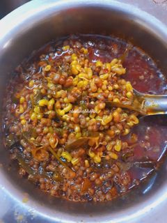 मटकीची उसळ (matki chi usal recipe in marathi) रेसिपी चे मुख्य फोटो 