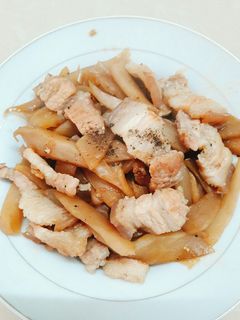 Hình của món Thịt ba rọi củ cải muối xào nước tương.