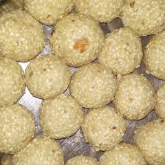 Til mawa ladoo A picture of Til mawa ladoo.