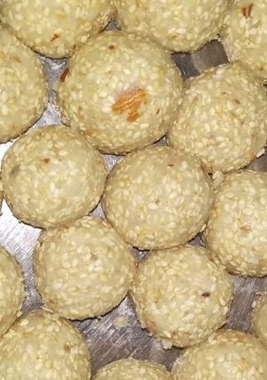 A picture of Til mawa ladoo.