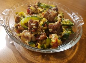 Una foto de Wok de zapallito verde y tofu crocante