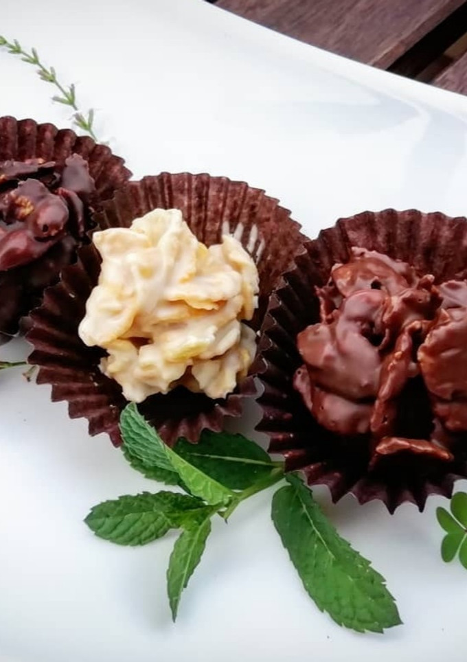 Una foto de White or black?? Rocas de chocolate blanco, negro y con leche