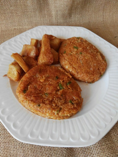 Una foto de Veggieburguer de soja texturizada y yuca