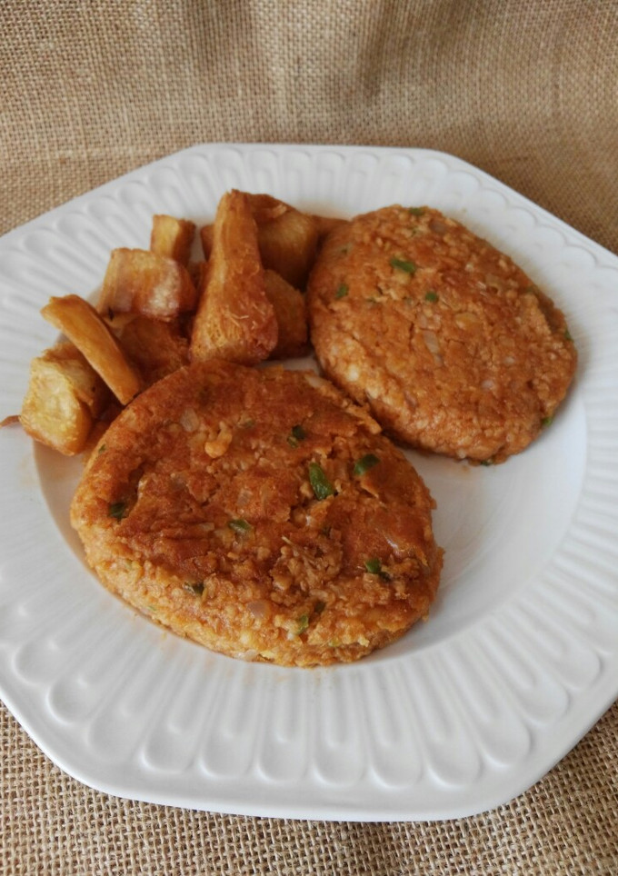 Una foto de Veggieburguer de soja texturizada y yuca