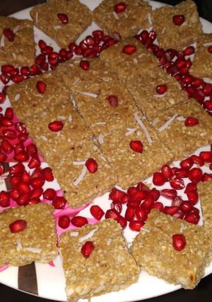 तिळ, गुळ आणि शेंगदाण्याची वडी (til gul shengdana vadi recipe in marathi) रेसिपी चे मुख्य फोटो