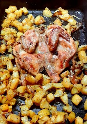 Foto di Pollo al forno con patate e cipolle