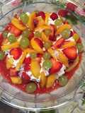 Meringa (Pavlova) con frutta e panna