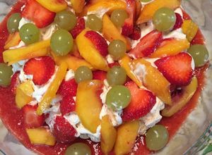 Foto di Meringa (Pavlova) con frutta e panna