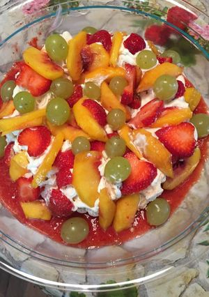 Foto di Meringa (Pavlova) con frutta e panna
