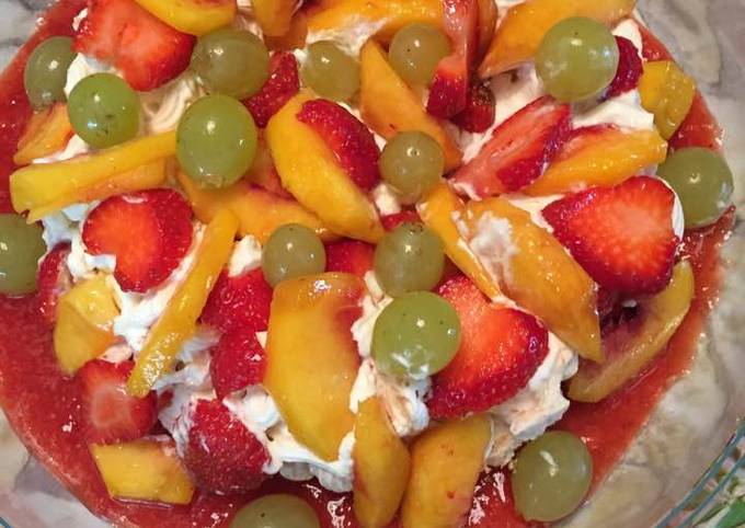 Meringa (Pavlova) con frutta e panna