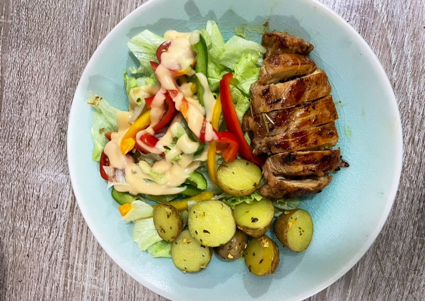 Chicken grill & garlic potatoes & salad (saus thousand island)