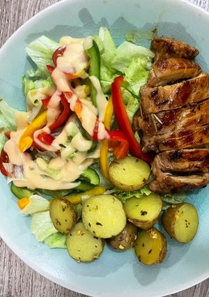 Foto resep Chicken grill & garlic potatoes & salad (saus thousand island)
