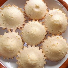 A picture of Vanilla cupcakes.