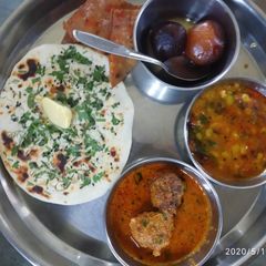 A picture of Garlic Butter Naan.