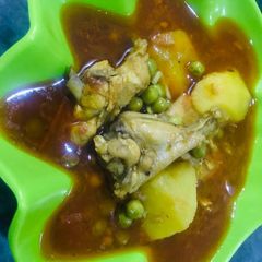A picture of Chicken alu matar.