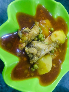 A picture of Chicken alu matar.