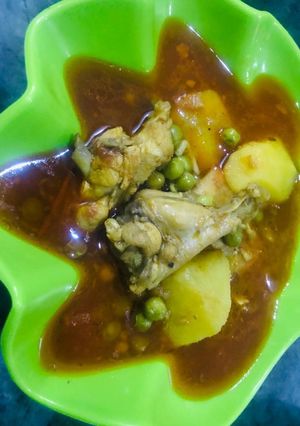 A picture of Chicken alu matar.