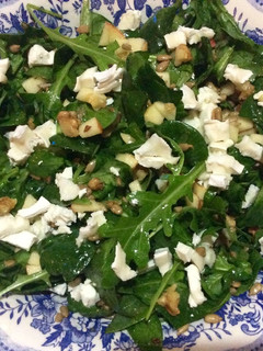 Una foto de Ensalada de brotes y espinacas con nueces y queso de cabra 🌱🍯🍃