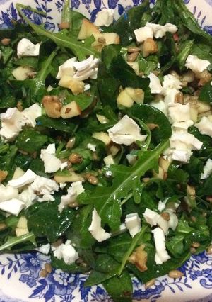 Foto principal de Ensalada de brotes y espinacas con nueces y queso de cabra 🌱🍯🍃