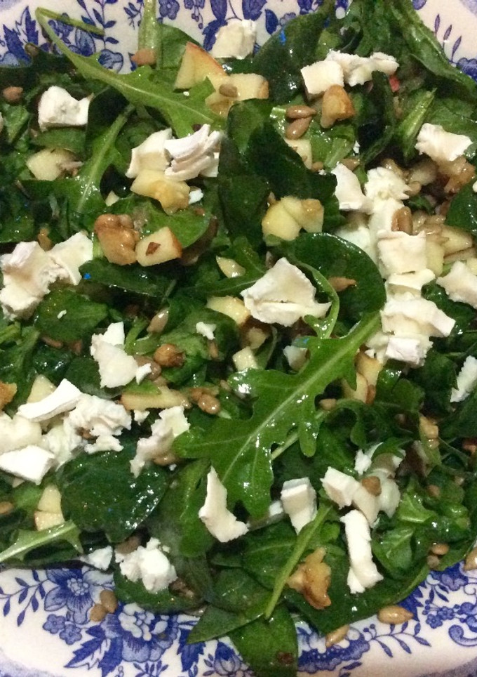 Una foto de Ensalada de brotes y espinacas con nueces y queso de cabra 🌱🍯🍃