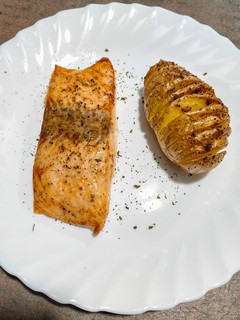 Una foto de Lomos de salmón con salsa de soja y patatas hasselback. En airfryer