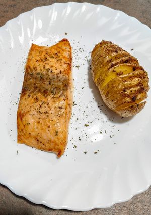 Una foto de Lomos de salmón con salsa de soja y patatas hasselback. En airfryer
