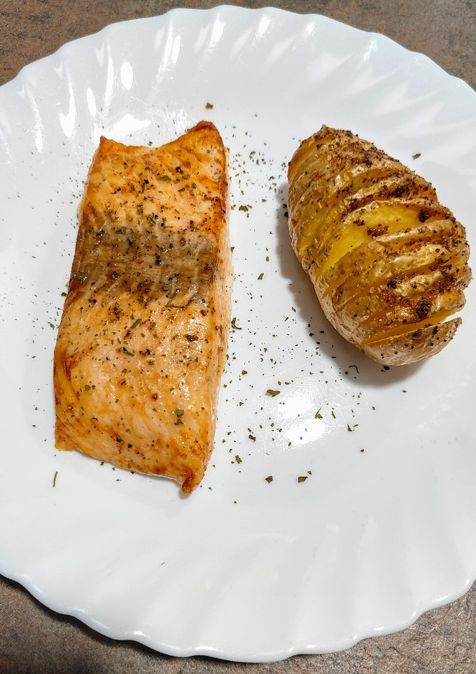 Una foto de Lomos de salmón con salsa de soja y patatas hasselback. En airfryer