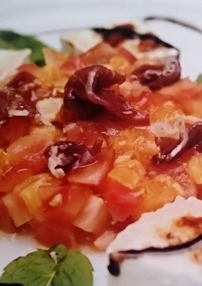 Una foto de Ensalada de tomates raf jamón y queso de cabra