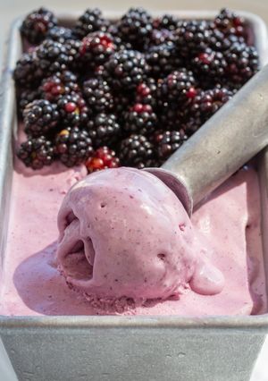 صورة لوصفة بوظة التوت البري وماء الورد