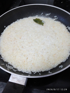 Una foto de Arroz frito muy sencillo