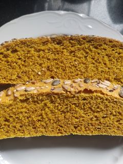 Una foto de Pan integral con cúrcuma y semillas en Mambo