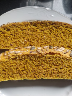 Una foto de Pan integral con cúrcuma y semillas en Mambo