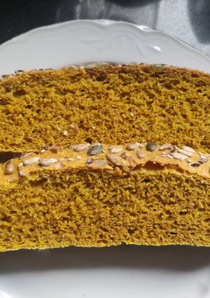 Una foto de Pan integral con cúrcuma y semillas en Mambo