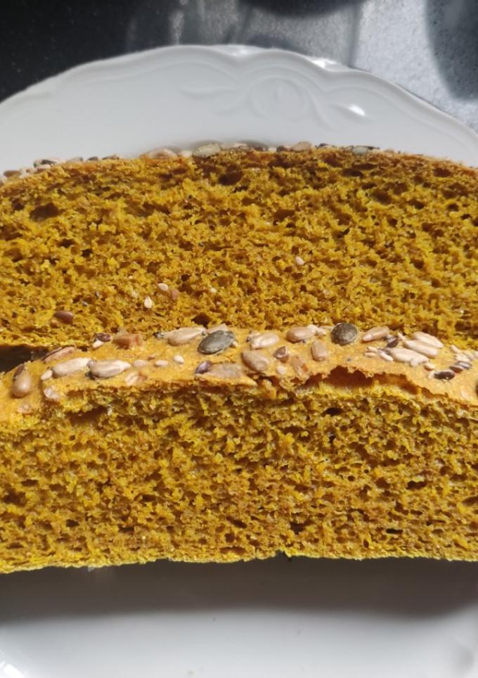 Una foto de Pan integral con cúrcuma y semillas en Mambo