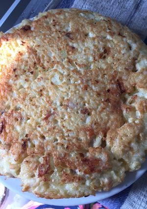 Una foto de Tortilla de pollo, arroz y cebolla