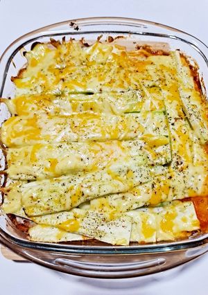 Una foto de Pastel de calabacín y boloñesa