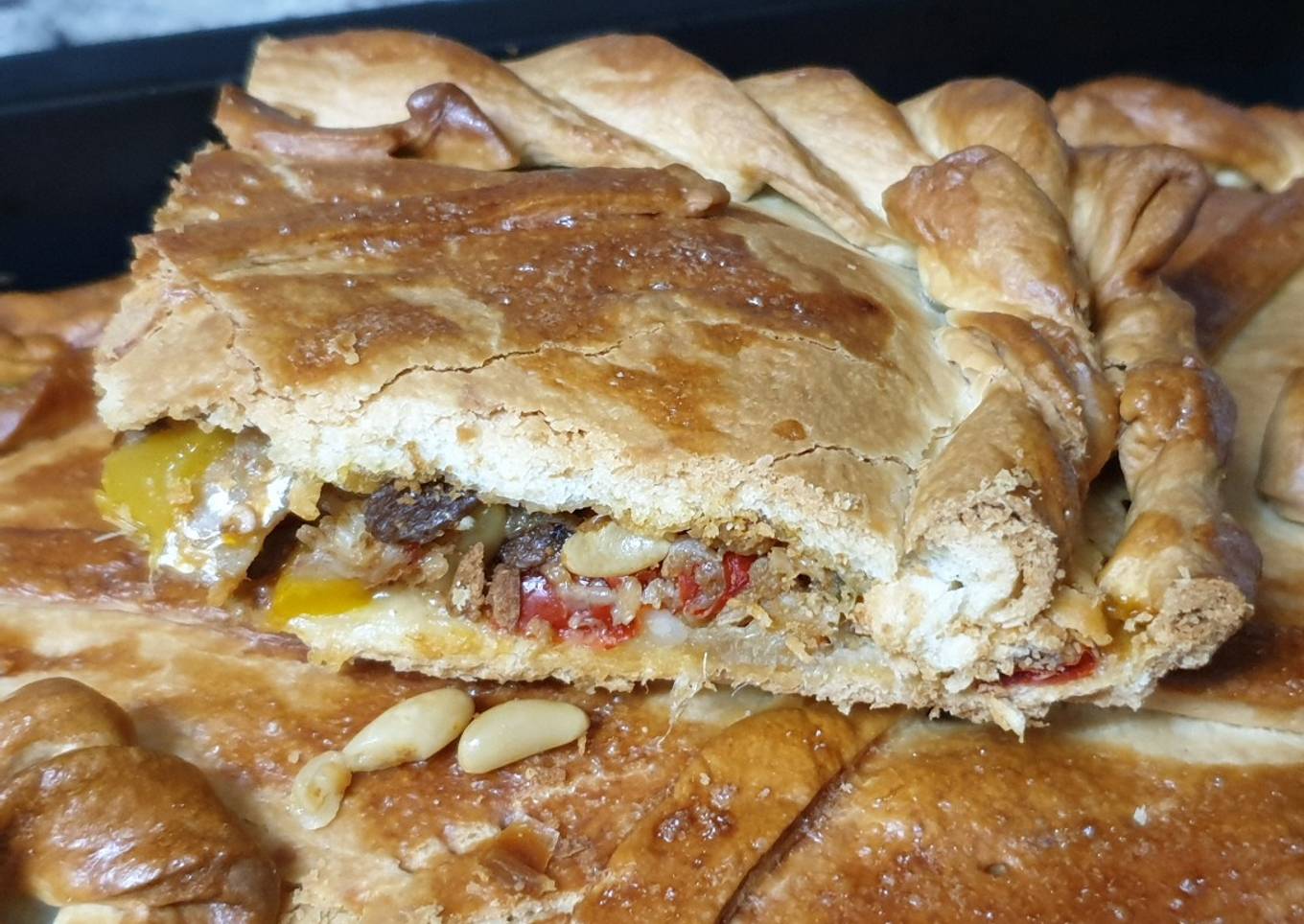 Empanada de bacalao con pasas y piñones