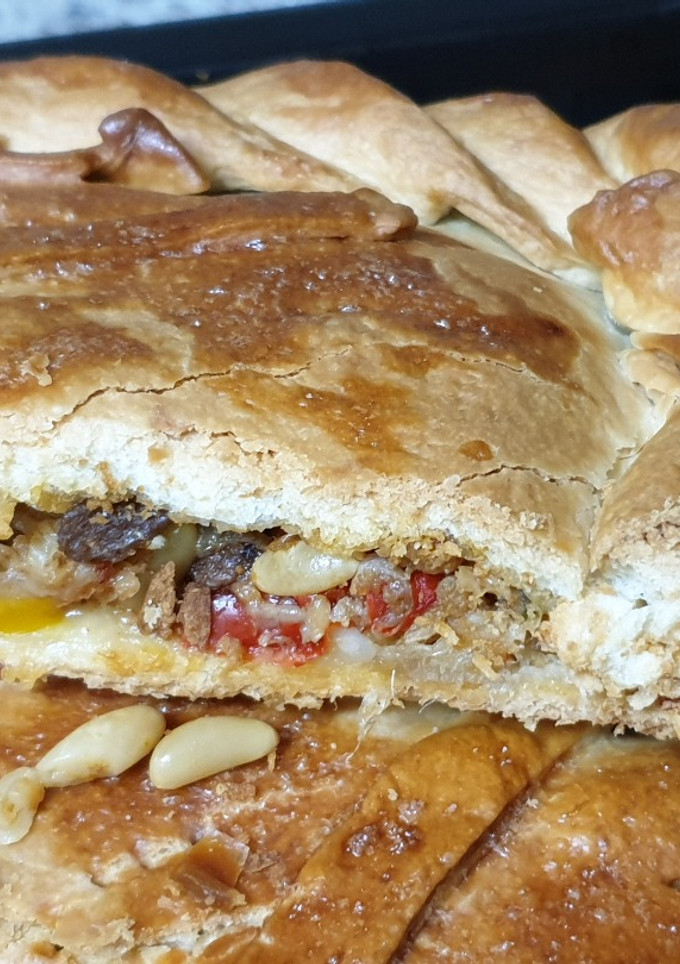 Una foto de Empanada de bacalao con pasas y piñones